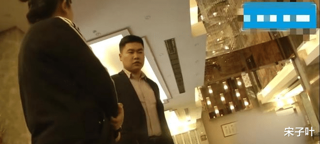 男子将醉酒女友放酒店找朋友嗨聊,女友遭前台侵犯2次,一次5分钟