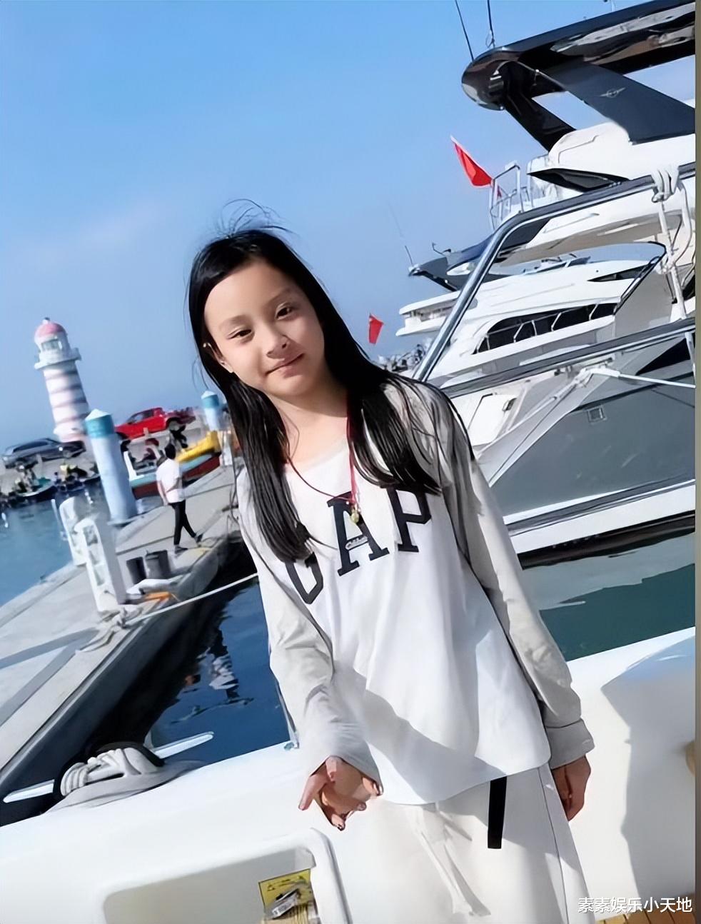 李小璐|10岁甜馨在三亚游玩，站在游艇上自拍，李小璐打扮超年轻