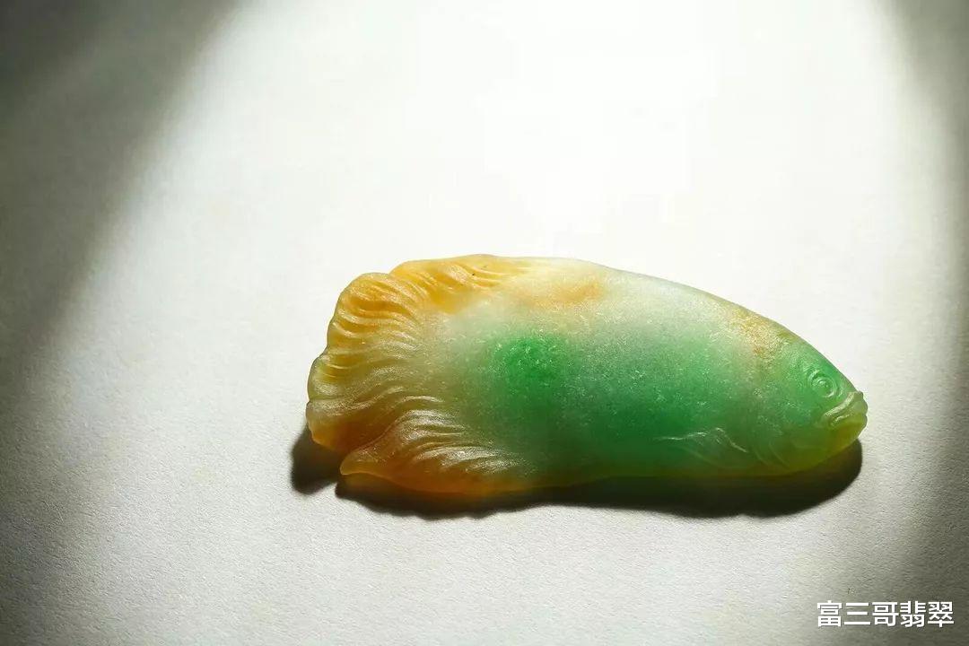 翡翠|玉赏 ▏三彩翡翠片料设计《年年有余》题材，别有一番韵味！