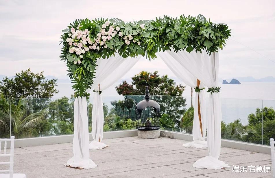 维多利亚·贝克汉姆|贝克汉姆高调抵达女方家，贝嫂晒与新儿媳合影，小七当伴娘心情好