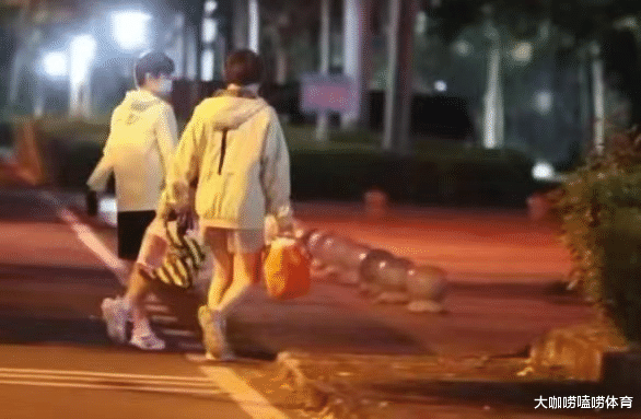 孙颖莎|孙颖莎遭质疑，深夜2人外出被曝光，短短3分钟登上热搜第一