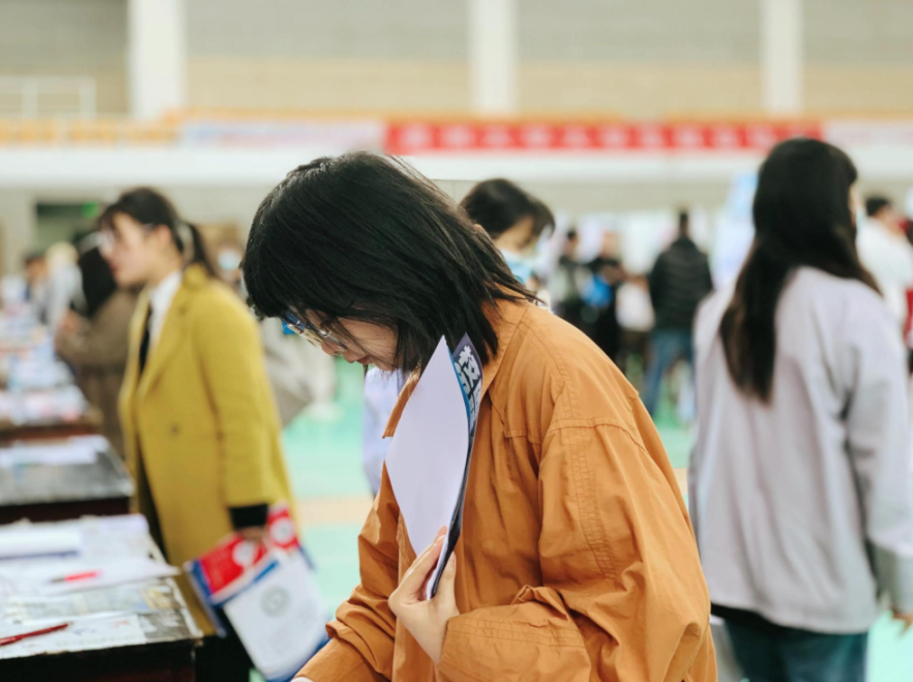 传奇|别再说整顿职场了，2022届毕业生求职报告出炉，3大趋势逐渐显露