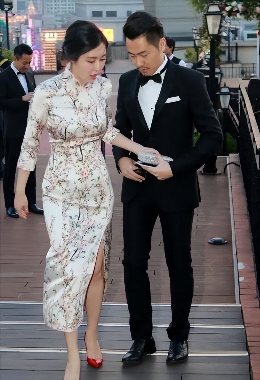 田朴珺|田朴珺真懂得扮嫩,穿开叉旗袍挺有韵味,难怪能被大30岁王石宠爱