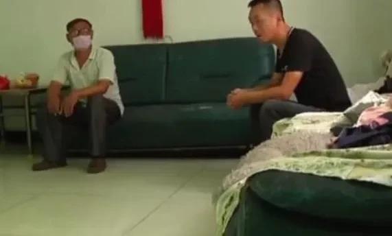 河南一男子喝农药自杀,葬礼时却站了起来,村民:刚好,坐下吃席