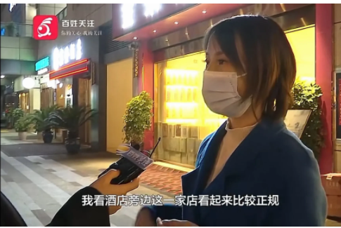贵州贵阳,一女子入住酒店后,在酒店旁边的一家烟酒店,买了10瓶茅台酒
