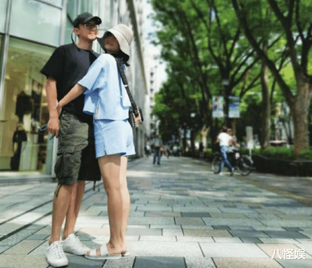 谢娜|谢娜幸福公开全家出游照,张杰一手抱一娃,跳跳俏俏背影清瘦高挑