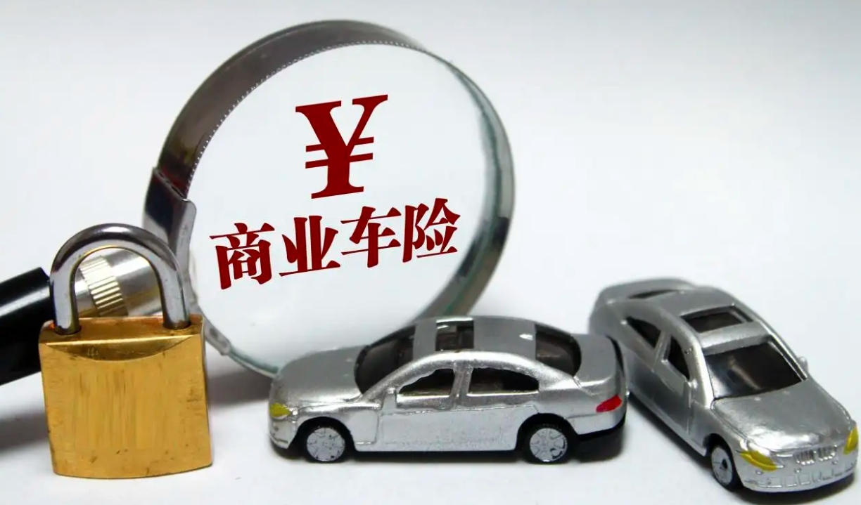 汽车停路边被撞,先报警还是打保险电话?顺序错了可能会吃亏