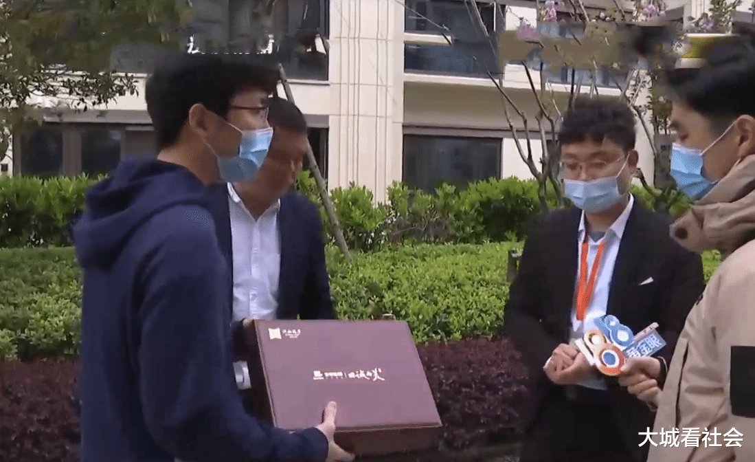 发现邻居藏在卧室里，浙江男子怀疑别有用心，邻居：只想看装修