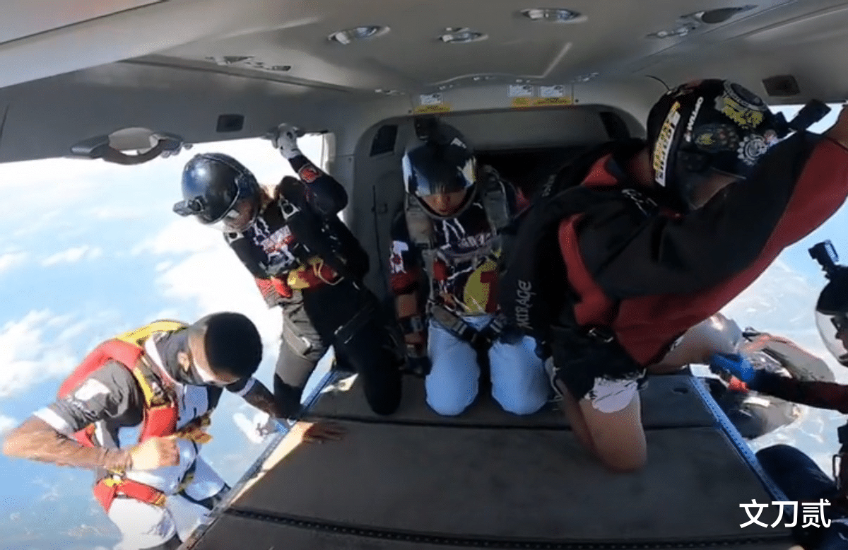 官宣|27岁千万网红找个52岁“爹系”男友，霸气官宣：姐喜欢就处了