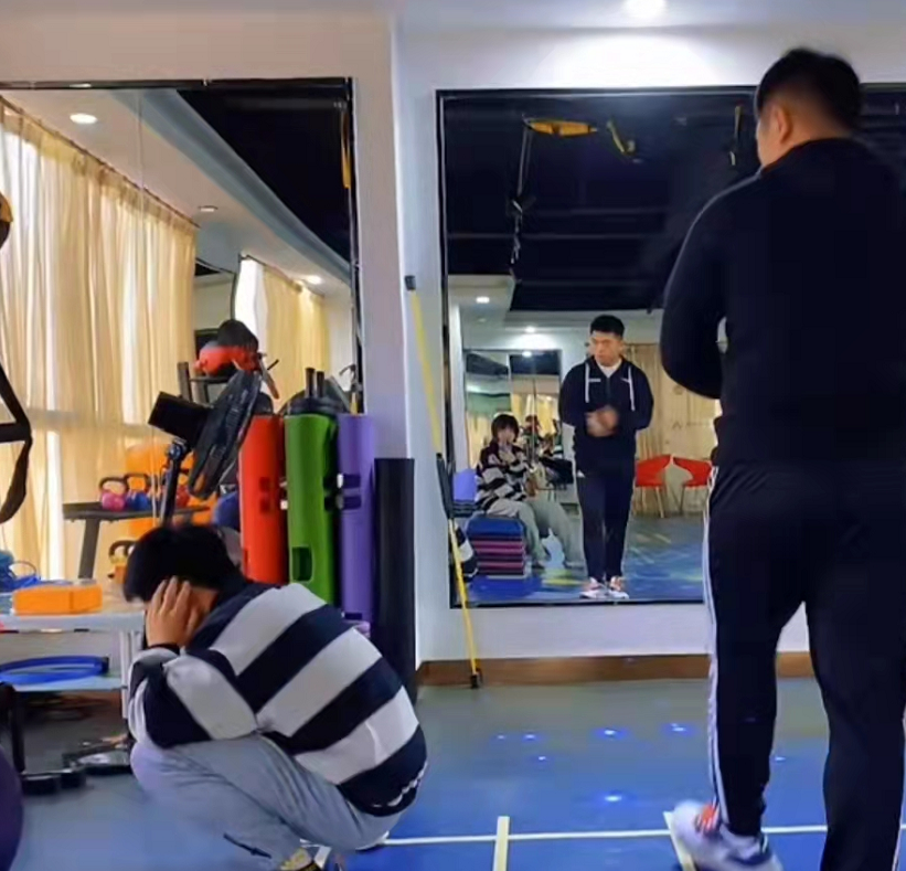 教练|孙悦陪孙卓去健身，二人身穿姐弟装惹人羡慕，孙卓教练也受到关注