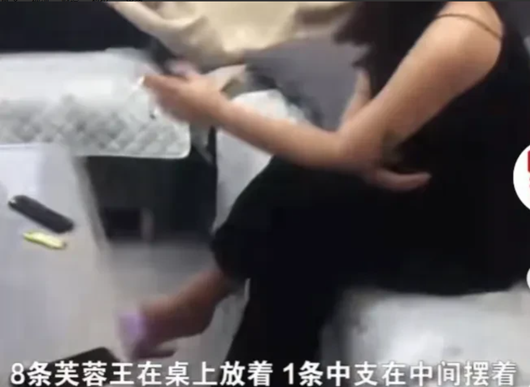 山西太原,2小伙到见一小超市内看店的是2位老人,于是声称要买8条芙蓉王外加1条中支