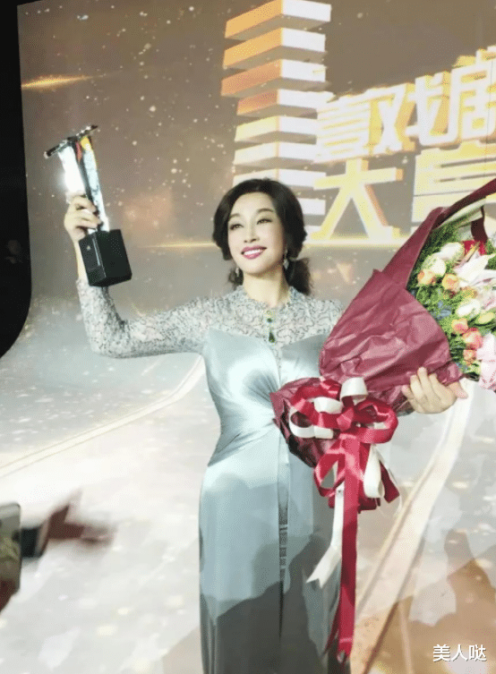 刘晓庆|70岁刘晓庆虽是奶奶的年纪,可穿裹胸裙身材曼妙似小姑娘