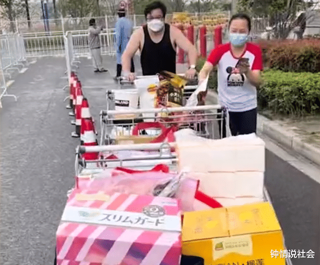 上海一小区业主集体限时采购,4个推车网友大呼:几家人的口粮?