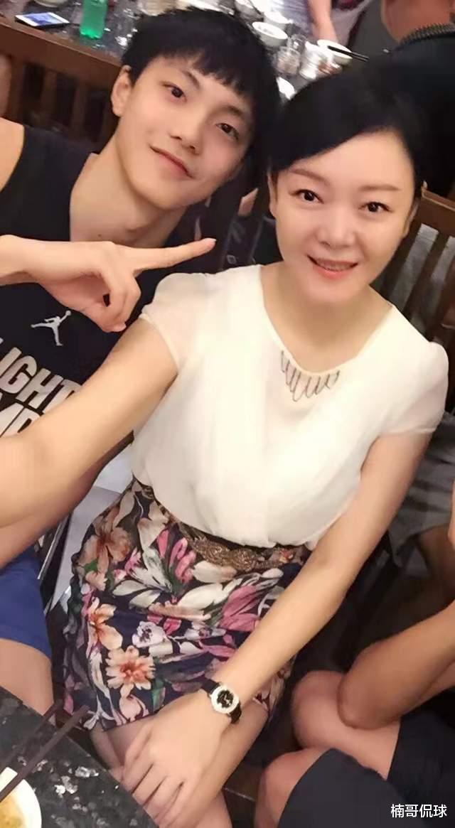 胡明轩|胡明轩悄然再接新代言！很低调人气高，联赛折戟国家队有望再突破