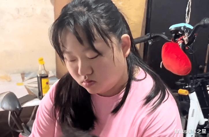 95后小伙送外卖养全家,妻子懒散玩手机遭痛批,网友却质疑是剧本