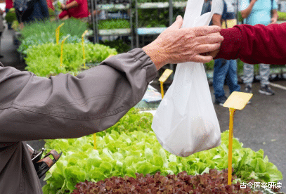 肝脏|煲汤却煲成“毒汤”?医生提醒:不想肝脏“报废”,趁早撤离餐桌