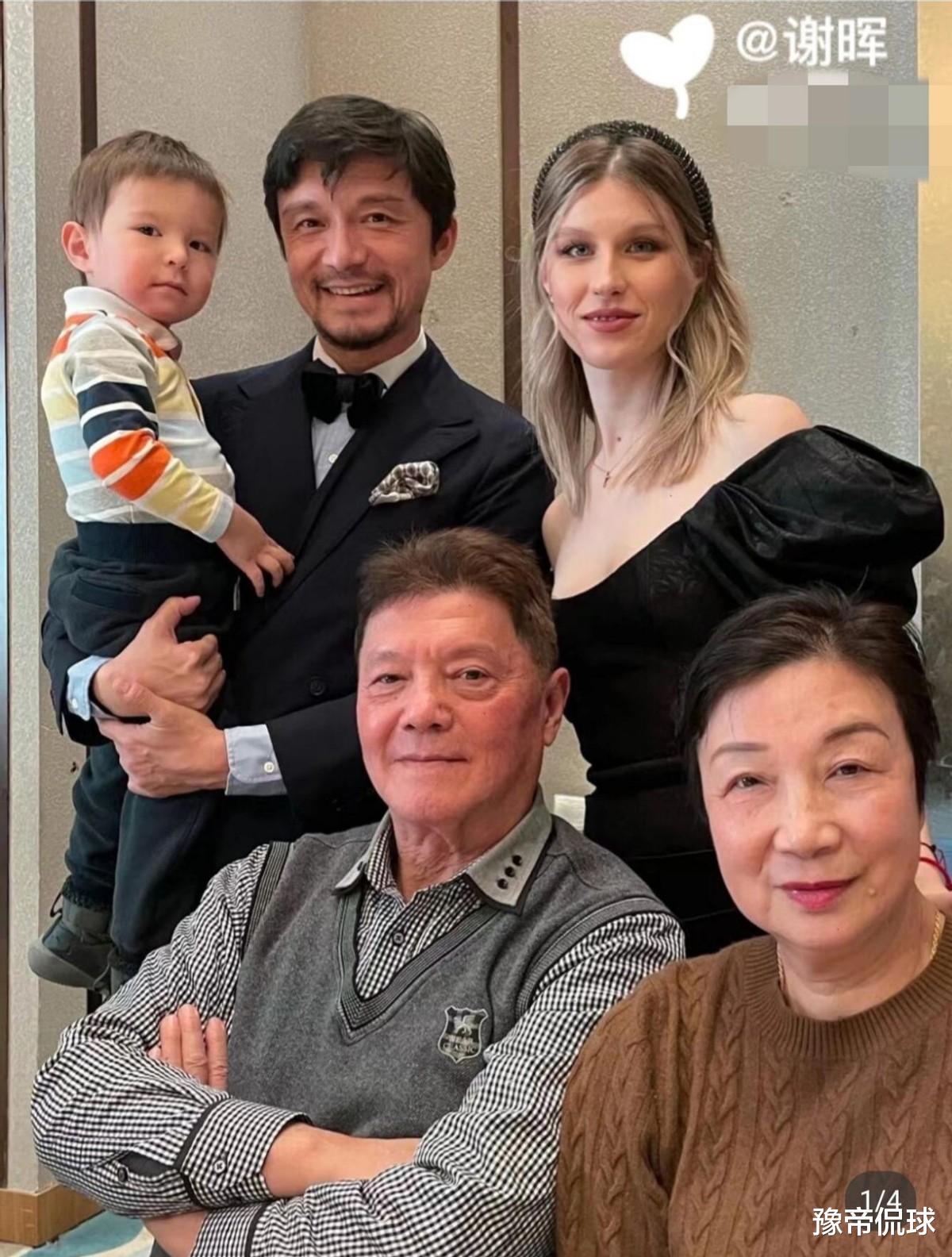 贾秀全|打脸贾秀全！47岁谢晖走马上任，教2岁混血儿子和澳洲媳妇踢球！