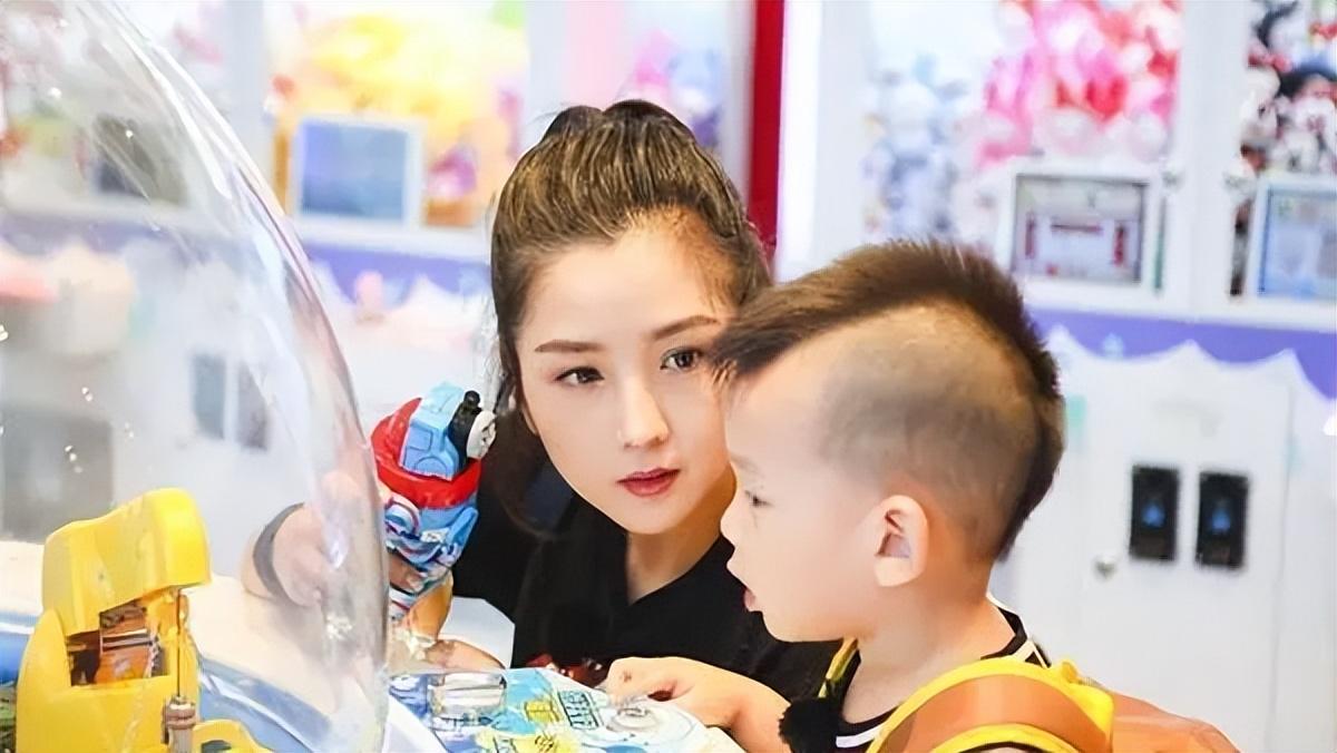 何洁|何洁:养活4娃压力大,连保姆都请不起,她还能保住千万豪宅吗?