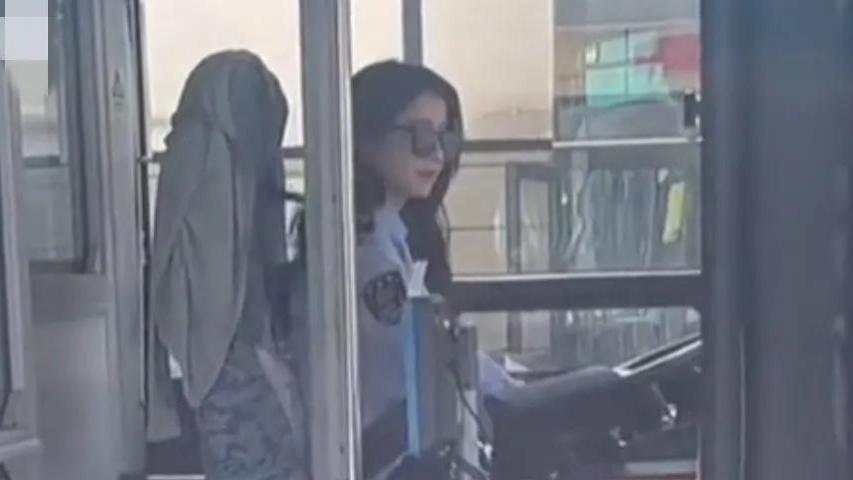 女公交司机因高颜值走红，网友劝她莫忘初心，却发现她早就红了