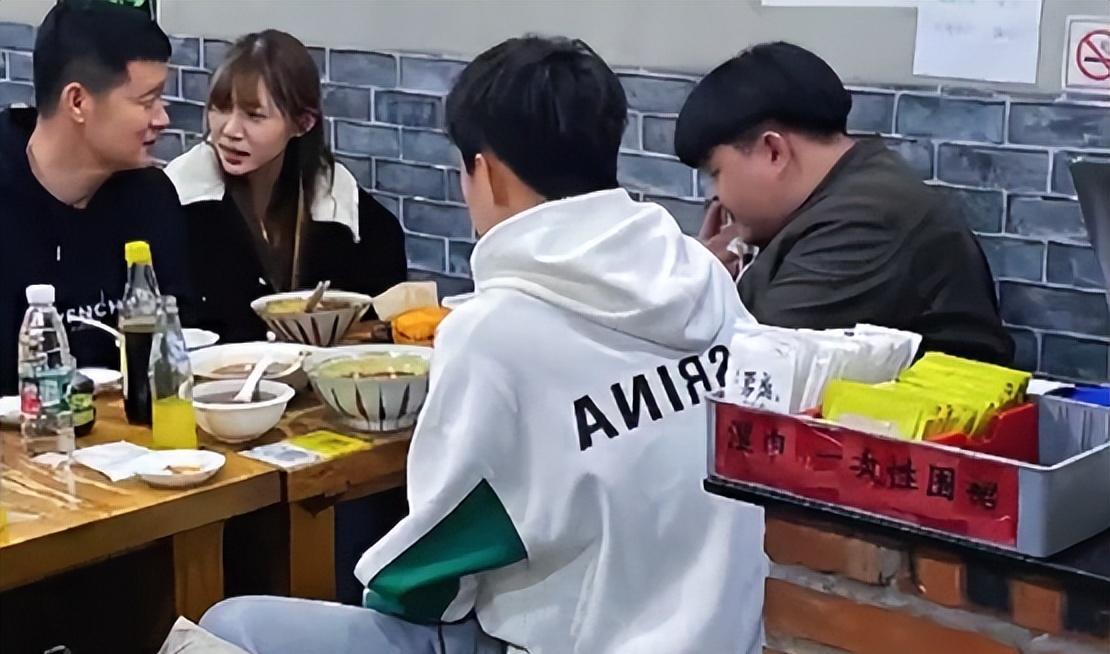 情侣|痞幼承认倒追的男友，夸其像孙红雷肖央的合体，穿情侣睡衣疑同居