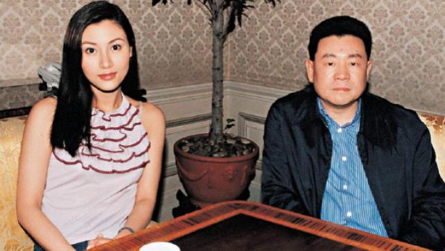 张颂文|拍卖77只奢侈品包包做慈善，估价超1600万，他在赎风流罪吗