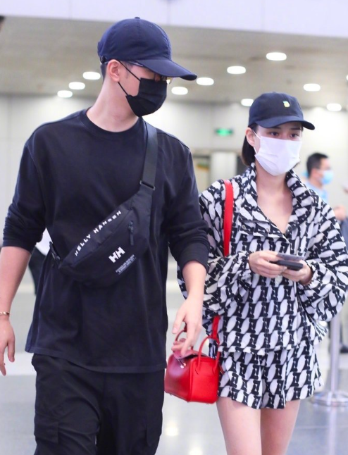 何超莲|何超莲道歉后现身机场双眼无神，窦骁卷起袖子牵手女友满满保护欲