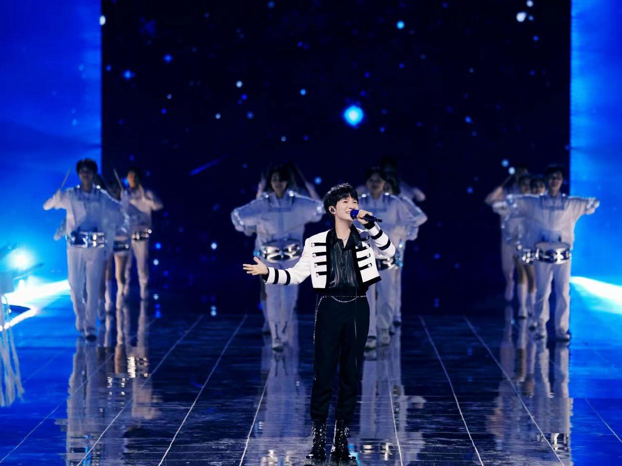 周深|为热爱上场,凭实力优秀,宝藏男孩周深2023跨年盛典晚会再展歌喉