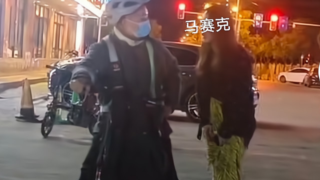 深圳：女子深夜醉酒喊来代驾，代驾员：她半路抱着我亲，吐我一脸