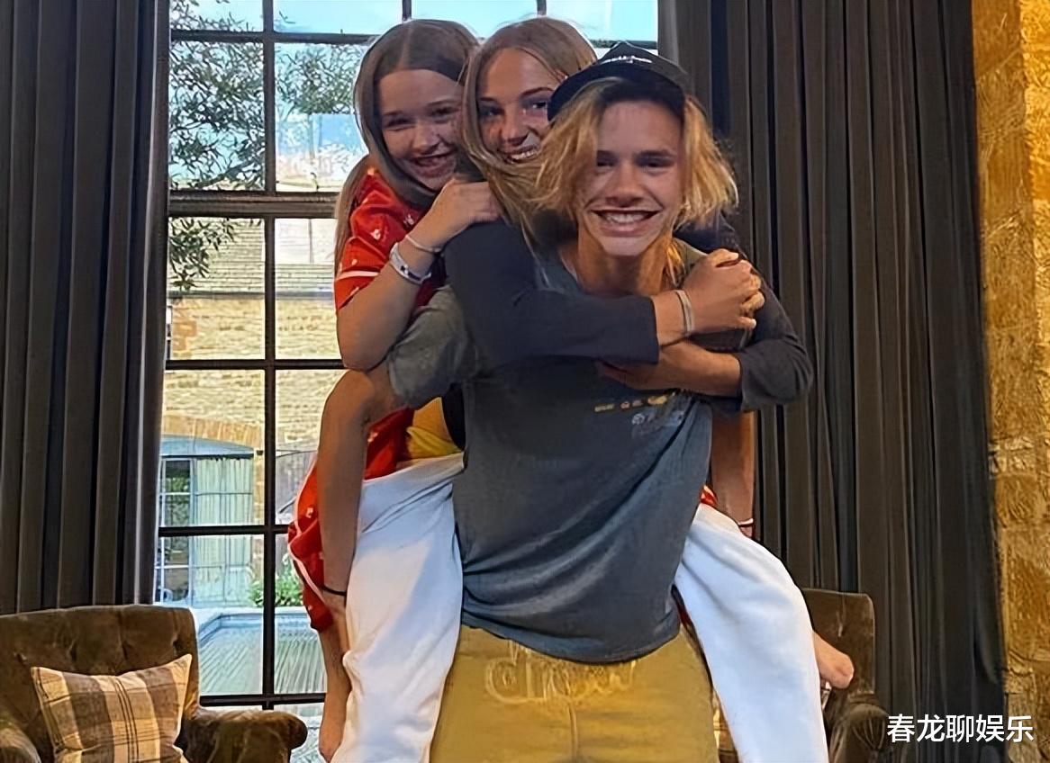 贝克汉姆|贝克汉姆带二儿子准二儿媳看F1，小情侣清新打扮，比哥嫂还甜蜜