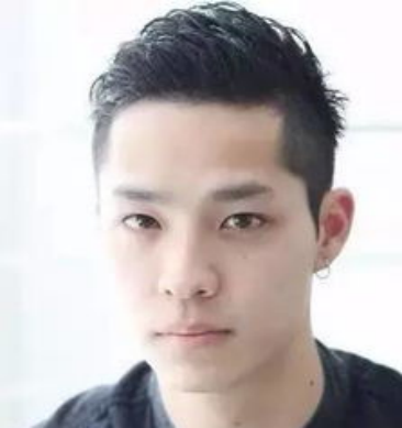 短发 40岁男人别剪“显老”的发型，这三款造型不挑脸型，成熟又帅气