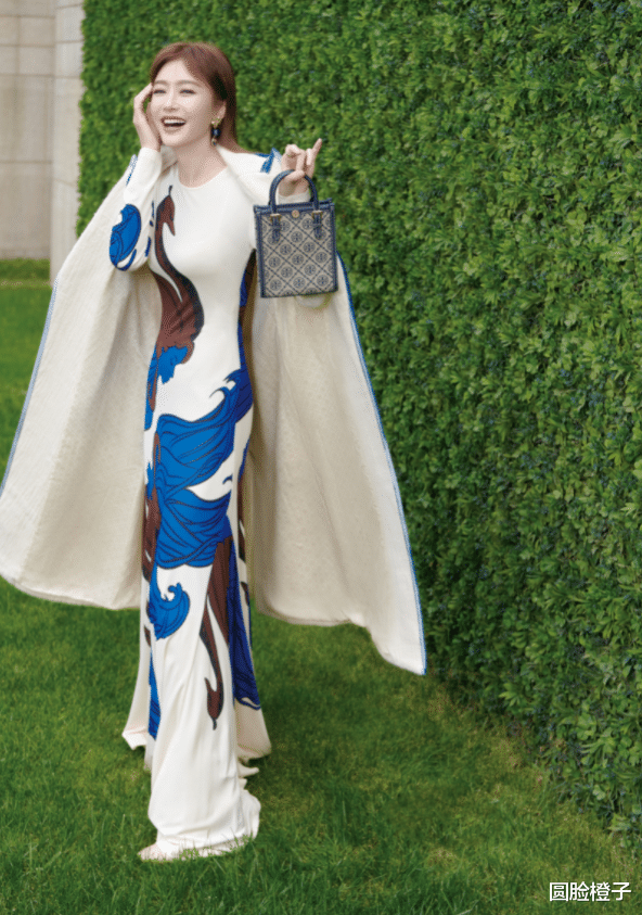 穿衣搭配|很喜欢秦岚的气质！紧身花纹连衣裙配大衣，看身材就知道她多自律