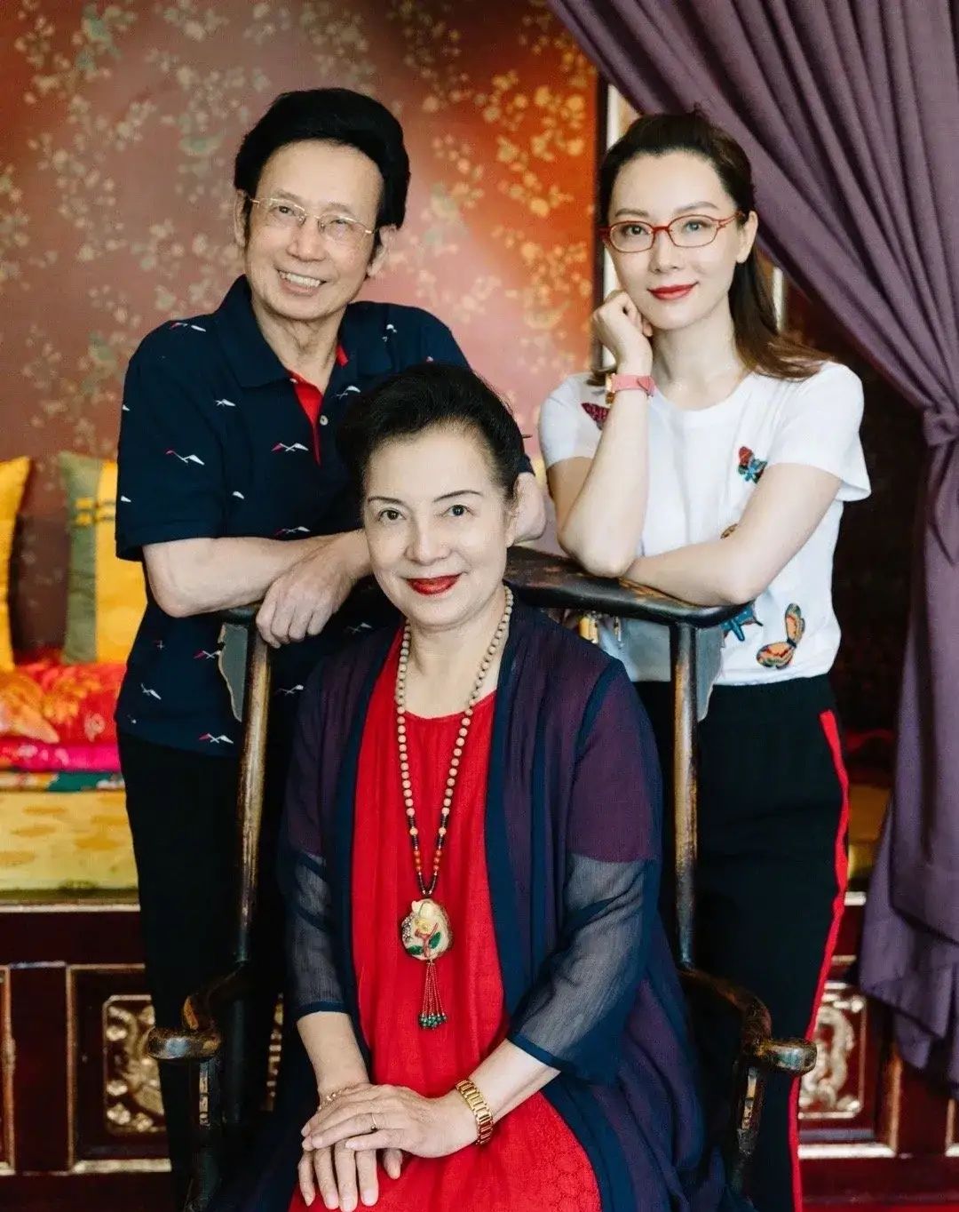 陈数 陈数晒出全家福,79岁妈妈端庄优雅颜值颇高,气质出众不输女儿