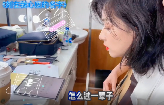 真探|39岁万茜穿深v西装秀锁骨！紧身裙勒出s曲线，头发被大风吹太乱