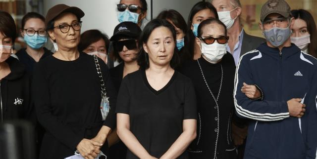 何超琼|57岁何超琼参加女儿周岁宴，抱着干孙女，脂粉未施满脸幸福