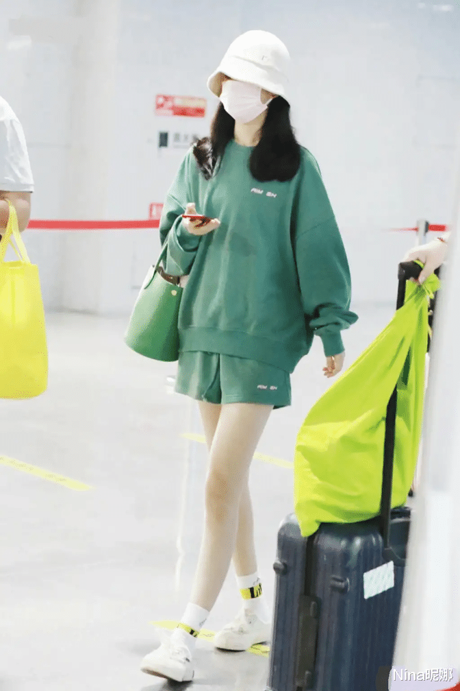 赵丽颖|赵丽颖瘦得体态都变了，穿卫衣坐高铁回横店拍戏，撑不起衣服好单薄