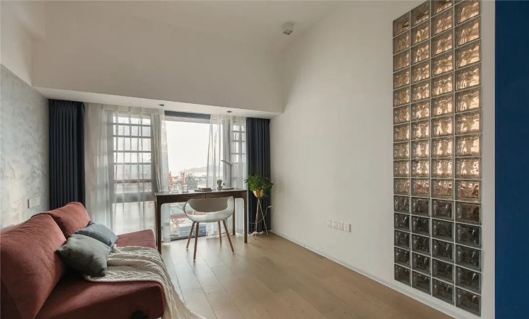 玻璃借光,干区外置,114平现代混搭三居