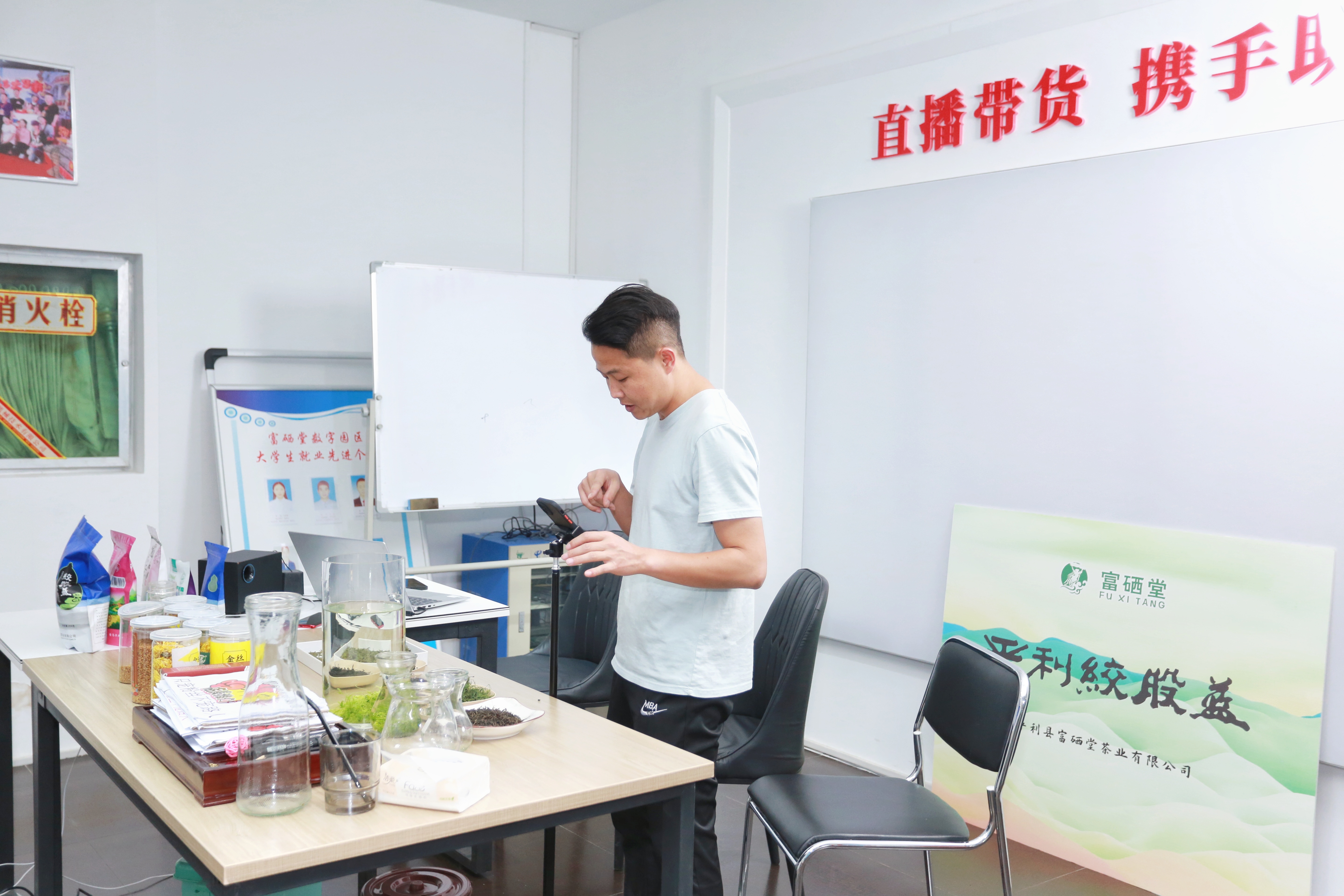 电子商务|第三届陕西网上茶博会走进王秀梅的店返乡创业发展电商有“硒”望