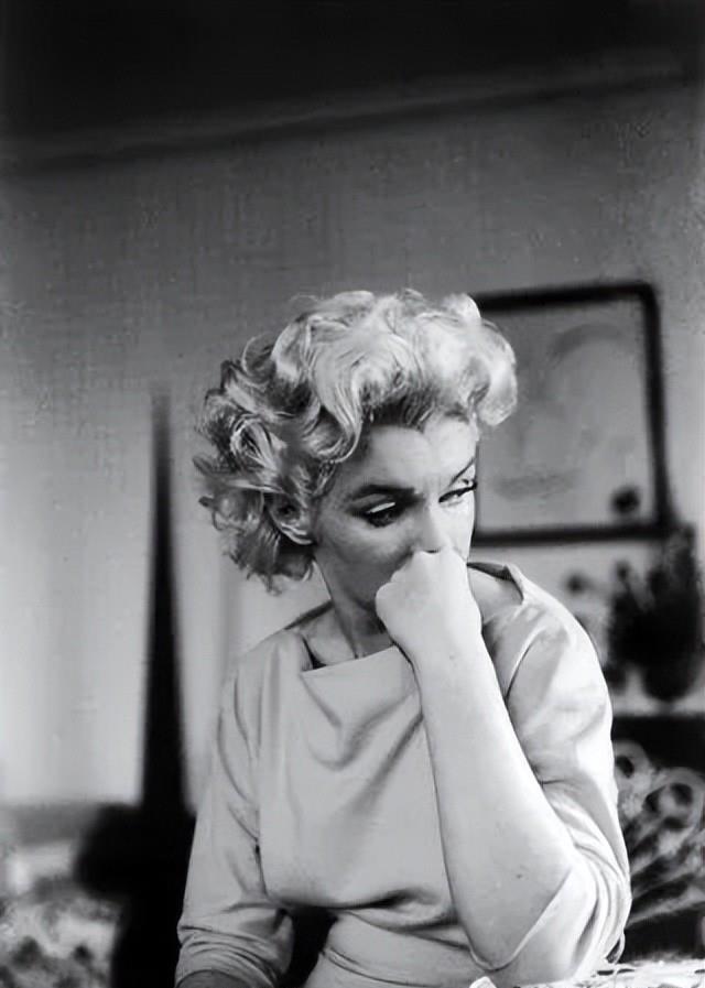 玛丽莲·梦露|460万美元！金·卡戴珊穿梦露标志性礼服，遭好莱坞名人怒批