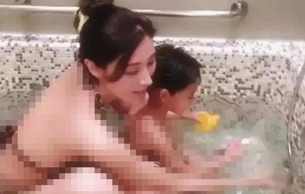 李嘉欣|李嘉欣穿着“太大胆”，带儿子沐浴着装引争议：儿大要懂得避母啊
