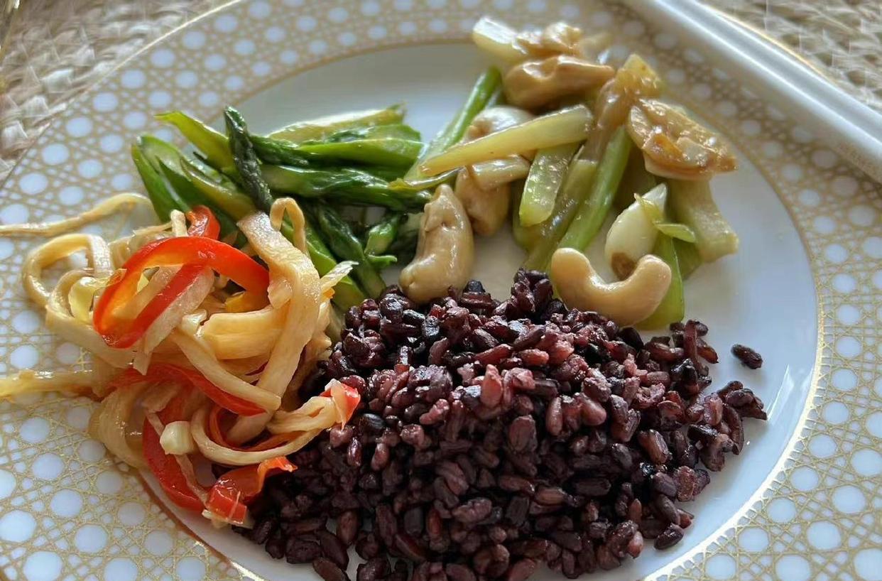 卢靖姗|卢靖姗晒照秀身材，穿紧身皮裙腹部平坦，产后5个月状态回春