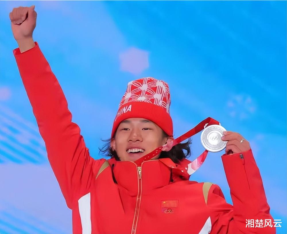 |母亲节苏翊鸣录歌祝福，妈妈出镜，非常时尚漂亮，母子关系非常好