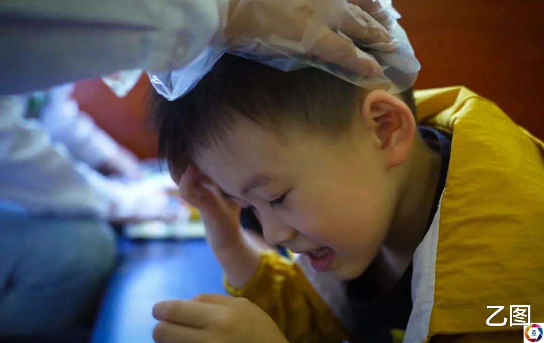 丈夫患病后俩儿子又确诊,年轻妈妈数次想一走了之,却难以割舍