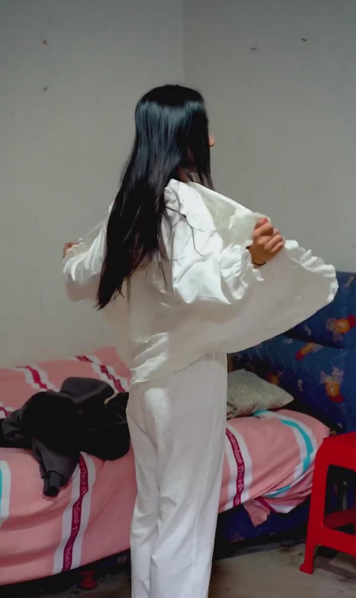 浙江女子屋内换衣物,公公进屋不敲门被怼后怒斥:我又不是外人