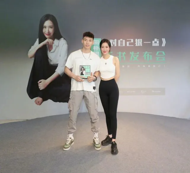 田朴珺|71岁王石小娇妻罕见翻车!生图脸僵硬不少,拥有少女身材太羡慕