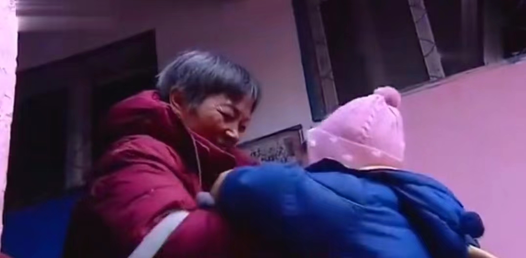 36岁的儿子不肯结婚,为了传宗接代,56岁老母亲再生双胞胎。