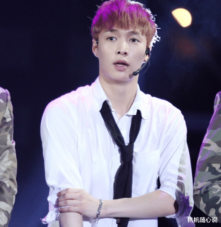 张艺兴|张艺兴银发蓝色镂空毛衣造型吸睛,粉丝纷纷点赞:疯狂心动。