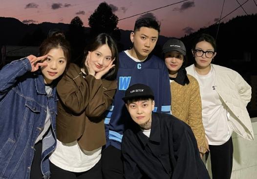 崔晋|崔晋晒与李勒优亲密合照,手的位置引争议,网友:没分寸!