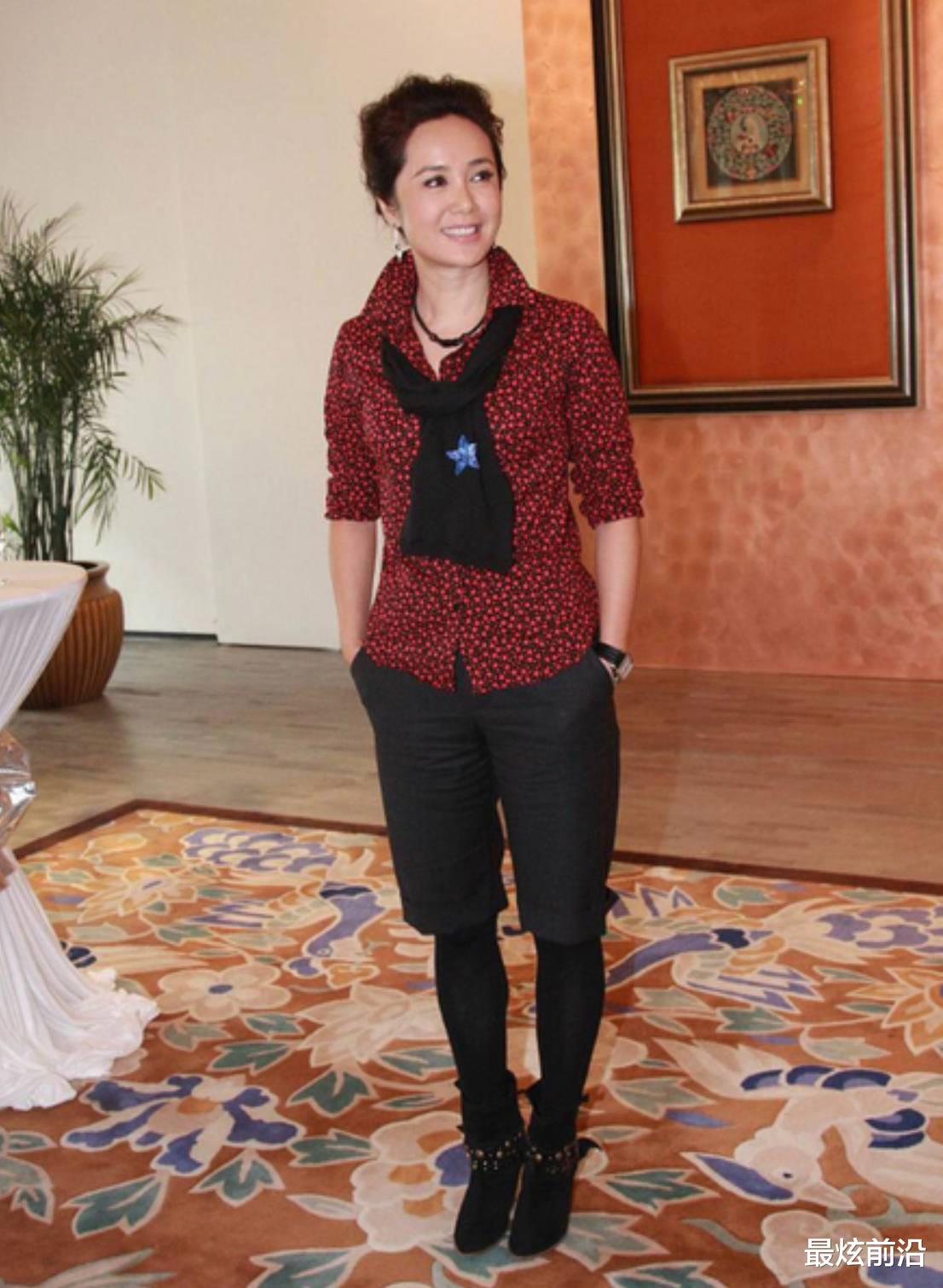 蒋雯丽|蒋雯丽一家三口出国度假，穿着普通却气质高级，儿子长得更像他爸