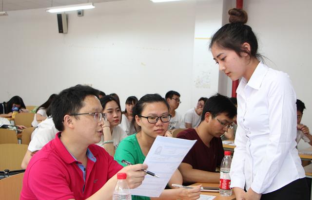 校园招聘|“不当我儿媳妇就把你辞退”，毕业生崩溃，网友：还有这好事？