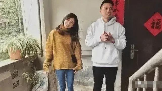 发型 “衣服借给室友穿了半天，为啥上边多了两个大坑？我却撑不起来了...”哈哈哈